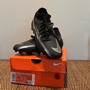 Nike Phantom GT2 academy soccer cleats. Size 7.5 Women or 6 Men.